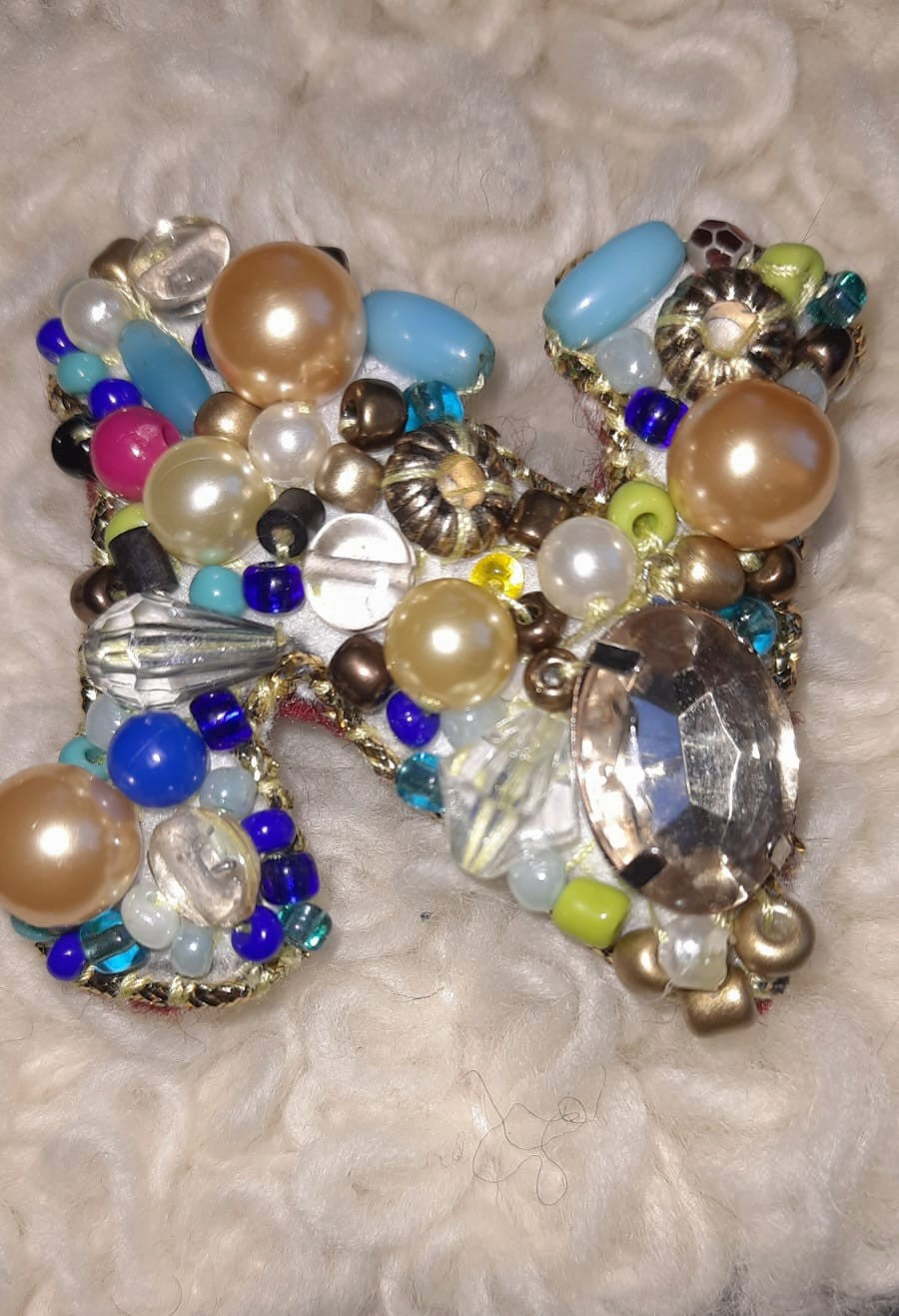 Díszített betű-bross | Broșă în formă de literă  | Letter-shaped brooch