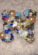 Díszített betű-bross | Broșă în formă de literă  | Letter-shaped brooch