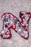 Díszített betű-bross | Broșă în formă de literă  | Letter-shaped brooch