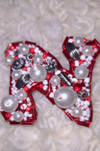 Díszített betű-bross | Broșă în formă de literă  | Letter-shaped brooch