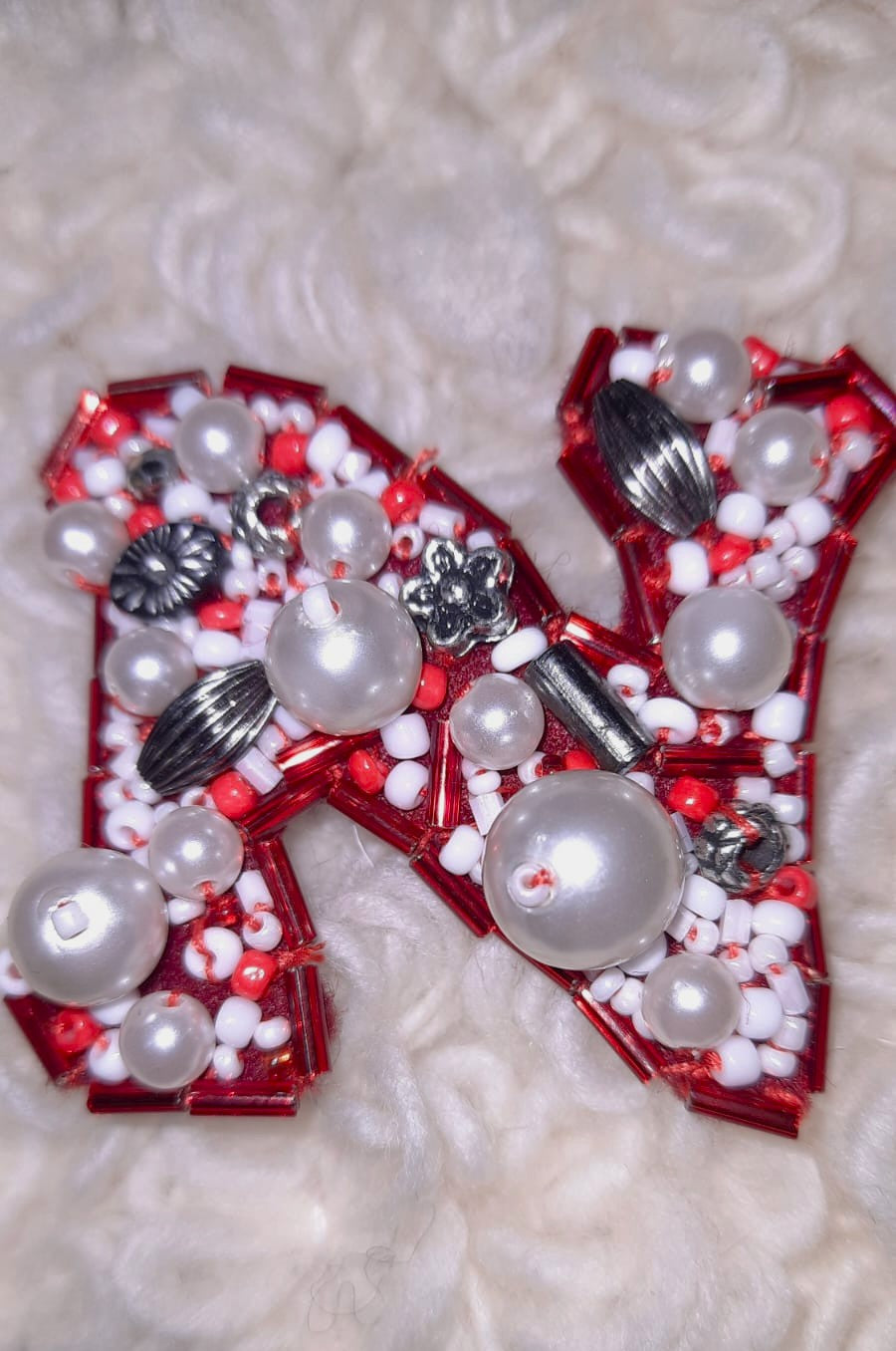 Díszített betű-bross | Broșă în formă de literă  | Letter-shaped brooch